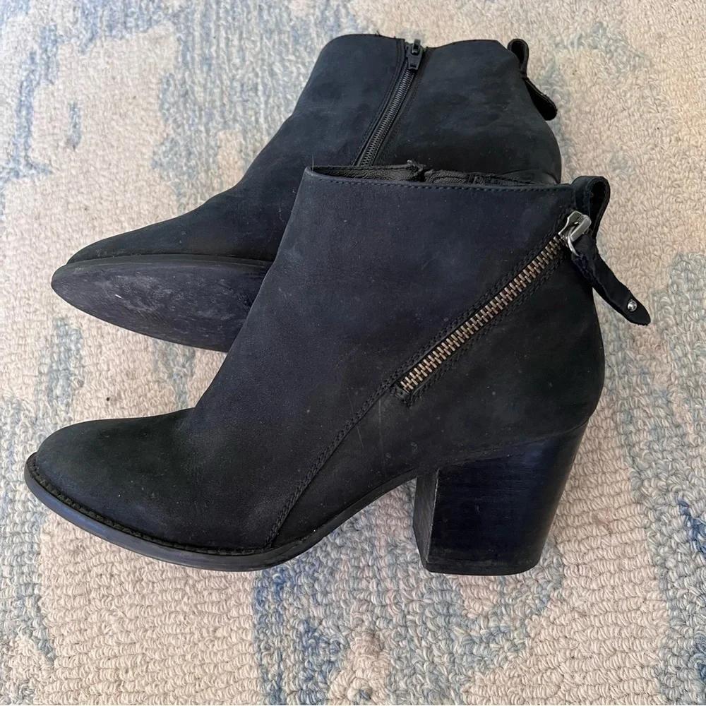 BLONDO BLACK NUBUCK SUEDE ASYMMETRICAL ZIPPER HEELED ANKLE BOOTIES SIZE 9